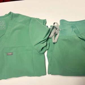 FIGS SET XS/Sp Color:Jade (light green)Top: XS Catarina     Pants: Small Petite